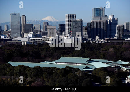 Tokyo, Japon. 07Th Feb 2018. Photo du Mont Fuji vu derrière les gratte-ciel de Tokyo, Japon, 07 février 2018. Credit : Maurizio Gambarini/dpa/Alamy Live News Banque D'Images