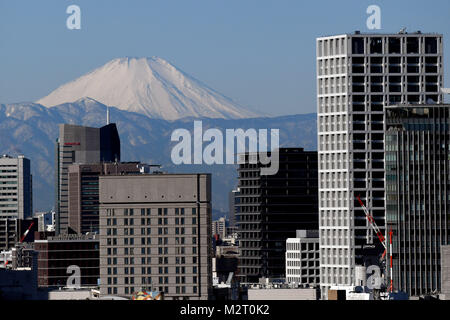 Tokyo, Japon. 07Th Feb 2018. Photo du Mont Fuji vu derrière les gratte-ciel de Tokyo, Japon, 07 février 2018. Credit : Maurizio Gambarini/dpa/Alamy Live News Banque D'Images