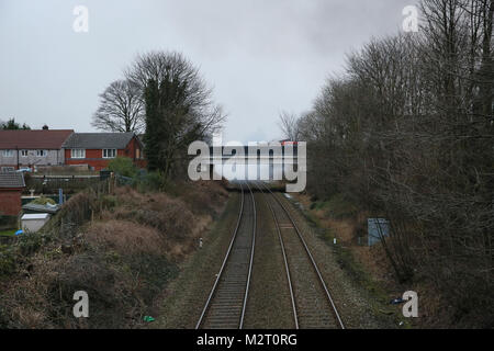 Rochdale, UK. 8 Février, 2018. La fumée d'un incendie dans des bâtiments industriels dérivent sur la ligne de chemin de fer entre Rossens et Rochdale. La ligne est fermée alors que les pompiers face à l'incendie, Rochdale, 8 février 2018 (C)Barbara Cook/Alamy Live News Banque D'Images