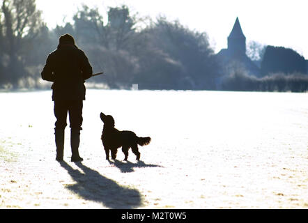 Chalvington, UK. 8e février 2018. Les promeneurs de chiens par un beau matin glacial et à Chalvington, East Sussex, comme le froid se poursuit. Crédit : Peter Cripps/Alamy Live News Banque D'Images