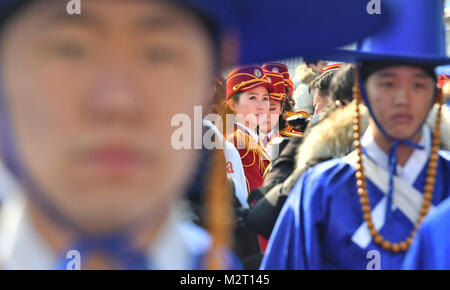 Gangneung, Corée du Sud. Le 08 février, 2018. Un groupe folklorique de Corée du Sud en attendant le début de la cérémonie d'accueil pour les athlètes nord-coréens dans le Village olympique à Gangneung, Corée du Sud, 08 février 2018. Dpa : Crédit photo alliance/Alamy Live News Banque D'Images