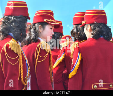 Gangneung, Corée du Sud. Le 08 février, 2018. Un groupe folklorique de Corée du Sud en attendant le début de la cérémonie d'accueil pour les athlètes nord-coréens dans le Village olympique à Gangneung, Corée du Sud, 08 février 2018. Dpa : Crédit photo alliance/Alamy Live News Banque D'Images