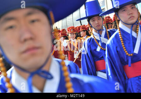 Gangneung, Corée du Sud. Le 08 février, 2018. Un groupe folklorique de Corée du Sud en attendant le début de la cérémonie d'accueil pour les athlètes nord-coréens dans le Village olympique à Gangneung, Corée du Sud, 08 février 2018. Dpa : Crédit photo alliance/Alamy Live News Banque D'Images