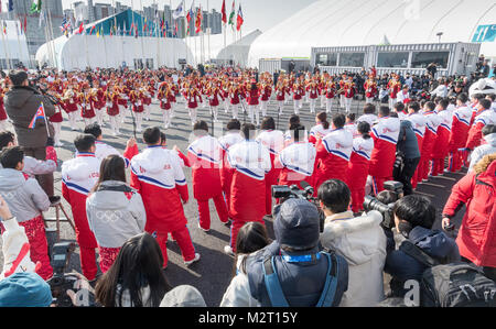 Gangneung, Corée du Sud. Le 08 février, 2018. Un choeur de musique nord-coréen d'effectuer au cours de la cérémonie d'accueil pour les athlètes nord-coréens dans le Village olympique à Gangneung, Corée du Sud, 08 février 2018. Dpa : Crédit photo alliance/Alamy Live News Banque D'Images