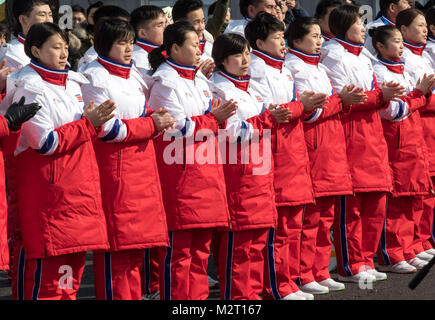 Gangneung, Corée du Sud. Le 08 février, 2018. Ahletes nord-coréen et fonctionnaires des mains au cours de la cérémonie d'accueil pour les athlètes nord-coréens dans le Village olympique à Gangneung, Corée du Sud, 08 février 2018. Dpa : Crédit photo alliance/Alamy Live News Banque D'Images