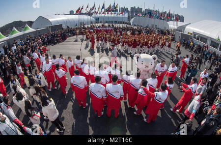 Gangneung, Corée du Sud. Le 08 février, 2018. Un groupe jouant de la musique de la Corée du Nord au cours de la cérémonie d'accueil pour les athlètes nord-coréens dans le Village olympique à Gangneung, Corée du Sud, 08 février 2018. Dpa : Crédit photo alliance/Alamy Live News Banque D'Images