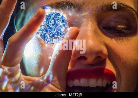 Londres, Royaume-Uni. 8 Février, 2018. Blanc diamant les plus rares jamais à venir sur le marché, à 102,34 carats. Le monde est rond, Largest-Known D Couleur, diamant brillant impeccable, plus de 100 carats, d'avoir atteint la perfection dans tous les critères essentiels : la couleur, la pureté, taille & Poids chez Sotheby's Londres. Crédit : Guy Bell/Alamy Live News Banque D'Images