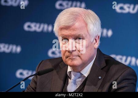 Munich, Bavière, Allemagne. Feb 8, 2018. Horst Seehofer, chef de l'Angela MerkelÃ¢â€™parti frère bavarois la CSU a tenu une conférence un jour après un 177-page accord entre Angela Merkel et le SPD a été faite afin de créer un gouvernement viable et éviter de nouvelles élections. L'Allemagne a fonctionné sans un gouvernement fonctionnel depuis les élections du 24 septembre, qui non seulement a propulsé l'extrémiste de droite du parti de l'AfD à la troisième place à l'échelle nationale, mais également conduit à la chute sans précédent de Seehofer comme ministre-président de Bavière. Le CSU a été une exception sur des thèmes comme l'limi Banque D'Images