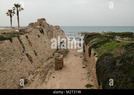 Césarée, en Israël. 8 Février, 2018. Ère des croisades fortifications à Césarée. Credit : Alon Nir/Alamy Live News Banque D'Images