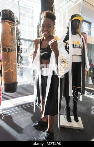 Londres, Royaume-Uni. Feb 8, 2018. Le champion de boxe du monde et olympiques Nicola Adams MBE lance une gamme de vêtements de sport avec Everest dans le monde entier pour être vendu exclusivement en grand magasin Selfridges. La collection principale se compose de 10 pièces y compris longue ligne hoodies, cou de l'équipage, et t-shirts, fournissant les tenues décontractées, pour utiliser l'une ou l'autre sur le chemin de la salle de sport ou autres activités de loisirs. Credit : ZUMA Press, Inc./Alamy Live News Banque D'Images