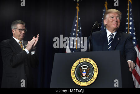 Washington, District de Columbia, Etats-Unis. Feb 8, 2018. Le Président des Etats-Unis, Donald J. Trump accepte les applaudissements de représentant américain Randy Hultgren (républicain de l'Illinois), gauche, pendant le petit déjeuner de prière, le 8 février 2018, à Washington, DC. Des milliers de partout dans le monde assistent à la rencontre œcuménique annuelle et chaque président depuis que le président Dwight Eisenhower a abordé l'événement. Crédit : Mike Theiler/Piscine via CNP Crédit : Mike Theiler/CNP/ZUMA/Alamy Fil Live News Banque D'Images