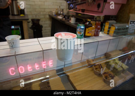 Cardiff, Wales, UK. 22 janvier 2018. Le premier café rose est arrivée à Cardiff au Hardlines situés dans les deux Café marché Cardiff Cardiff et Emporium. Zak Thomas est représenté faisant le nouveau café rose 'Barbara' ©Sian Reekie Banque D'Images