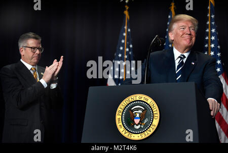 Le Président des Etats-Unis, Donald J. Trump accepte les applaudissements de représentant américain Randy Hultgren (républicain de l'Illinois), gauche, pendant le petit déjeuner de prière, le 8 février 2018, à Washington, DC. Des milliers de partout dans le monde assistent à la rencontre œcuménique annuelle et chaque président depuis que le président Dwight Eisenhower a abordé l'événement. Crédit : Mike Theiler / Piscine via CNP /MediaPunch Banque D'Images