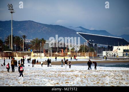 Barcelone, Espagne. Feb 8, 2018. Les personnes bénéficiant de la neige sur la plage de Barcelone/Geromella Crédit : Dino Alamy Live News Banque D'Images