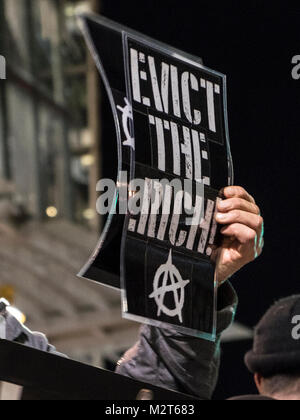 London, UK, 8 février 2018. Le groupe de protestation contre la guerre de classe de luxe appartements vides appartenant à des riches étrangers, en dehors de la Shard London Bridge en (c) Paul Swinney/Alamy Live News Banque D'Images