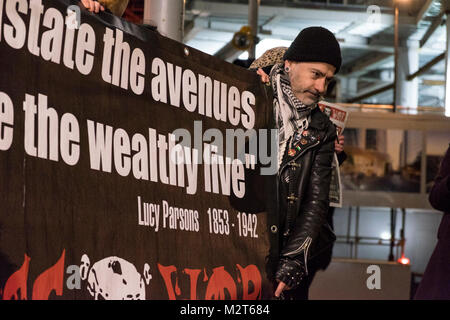 London, UK, 8 février 2018. Le groupe de protestation contre la guerre de classe de luxe appartements vides appartenant à des riches étrangers, en dehors de la Shard London Bridge en (c) Paul Swinney/Alamy Live News Banque D'Images