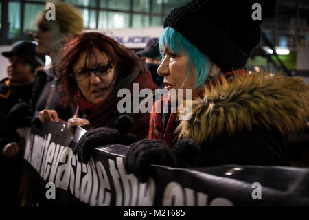 London, UK, 8 février 2018. Le groupe de protestation contre la guerre de classe de luxe appartements vides appartenant à des riches étrangers, en dehors de la Shard London Bridge en (c) Paul Swinney/Alamy Live News Banque D'Images