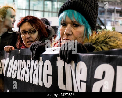 London, UK, 8 février 2018. Le groupe de protestation contre la guerre de classe de luxe appartements vides appartenant à des riches étrangers, en dehors de la Shard London Bridge en (c) Paul Swinney/Alamy Live News Banque D'Images