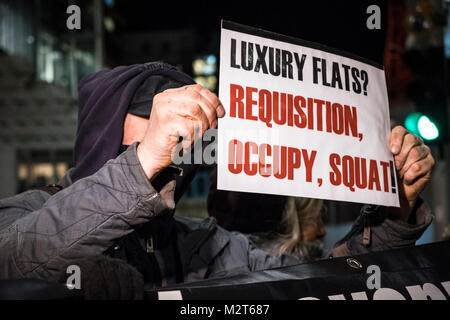 London, UK, 8 février 2018. Le groupe de protestation contre la guerre de classe de luxe appartements vides appartenant à des riches étrangers, en dehors de la Shard London Bridge en (c) Paul Swinney/Alamy Live News Banque D'Images