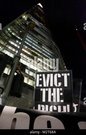 London, UK, 8 février 2018. Le groupe de protestation contre la guerre de classe de luxe appartements vides appartenant à des riches étrangers, en dehors de la Shard London Bridge en (c) Paul Swinney/Alamy Live News Banque D'Images