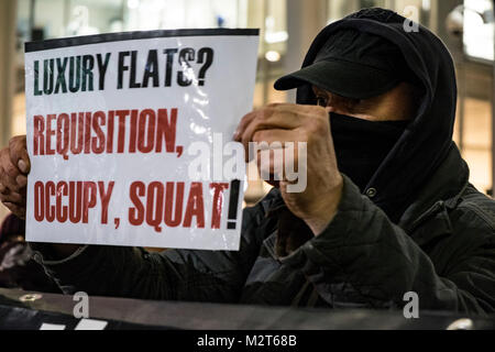 London, UK, 8 février 2018. Le groupe de protestation contre la guerre de classe de luxe appartements vides appartenant à des riches étrangers, en dehors de la Shard London Bridge en (c) Paul Swinney/Alamy Live News Banque D'Images