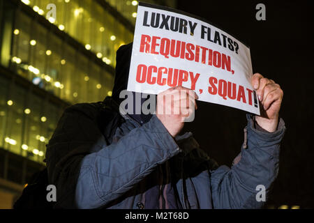 London, UK, 8 février 2018. Le groupe de protestation contre la guerre de classe de luxe appartements vides appartenant à des riches étrangers, en dehors de la Shard London Bridge en (c) Paul Swinney/Alamy Live News Banque D'Images