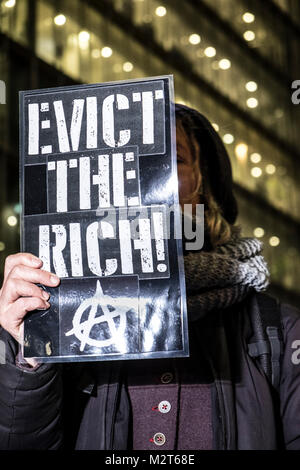 London, UK, 8 février 2018. Le groupe de protestation contre la guerre de classe de luxe appartements vides appartenant à des riches étrangers, en dehors de la Shard London Bridge en (c) Paul Swinney/Alamy Live News Banque D'Images