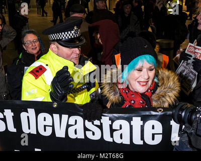 London, UK, 8 février 2018. Un policier parle à un manifestant au cours d'une manifestation par une guerre de classe contre les immeubles de luxe vide appartenant à l'extérieur de riches étrangers, le Fragment de London Bridge (c) Paul Swinney/Alamy Live News Banque D'Images