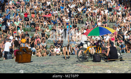 BERLIN, ALLEMAGNE - 11 juin 2017 : personnes chantant à la foule dans la journée de dimanche en karaoké Mauerpark Banque D'Images