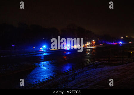 Dernier véhicule d'un véhicule sur la crasse A55 en cours de récupération de nuit avec la police et des services d'urgence présente, Flintshire, Pays de Galles, Royaume-Uni Banque D'Images