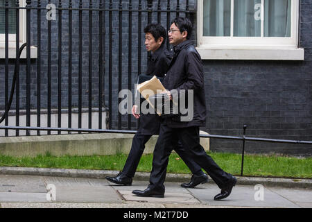 Londres, Royaume-Uni. 8 Février, 2018. Des représentants d'entreprises japonaises arrivent pour assister à des entretiens organisés par le Premier ministre Theresa May, chancelier de l'Échiquier Philip Hammond, Secrétaire d'État chargé du Commerce international et Liam Fox, Secrétaire d'État pour les affaires, l'énergie et de stratégie industrielle Greg Clark Crédit : Mark Kerrison/Alamy Live News Banque D'Images