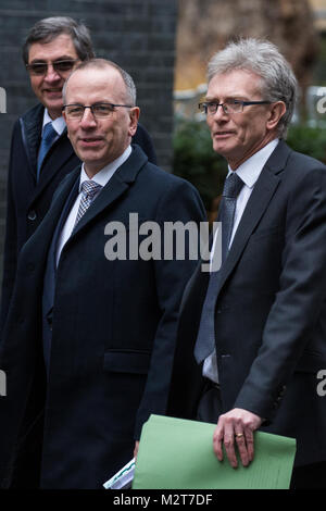 Londres, Royaume-Uni. 8 Février, 2018. Chefs d'entreprise japonais Dr Johannes Jacobus van Zyl (à gauche), Président-directeur général de Toyota Motor Europe, Paul Wilcox (au centre), Vice-président de l'Union européenne de Nissan, et Ian Howells (à droite), premier vice-président de Honda, arriver à assister à des entretiens organisés par le Premier ministre Theresa May, chancelier de l'Échiquier Philip Hammond, Secrétaire d'État chargé du Commerce international et Liam Fox, Secrétaire d'État pour les affaires, l'énergie et de stratégie industrielle Greg Clark Crédit : Mark Kerrison/Alamy Live News Banque D'Images