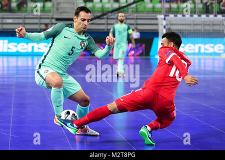 Ljubljana, Slovénie. 8e Februiary, 2018. Fabio Cecilio (L) du Portugal rivalise avec Robinho de la Russie au cours de l'UEFA Euro 2018 Futsal Championnat demi-finale entre la Russie et le Portugal à Ljubljana, en Slovénie, le 8 février 2018. © Jure Makovec Crédit : Jure Makovec/Alamy Live News Banque D'Images