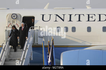 Songtan, Seoul, Corée du Sud. Feb 8, 2018. 8 févr. 2018-Songtan, Corée et les Etats-Unis du sud Vice-président Mike Pence et Karen Pence arrive à Osan air base militaire à Songtan, la Corée du Sud. Vice-président Mike Pence pousse la Corée du Sud pour adopter une attitude plus belliciste vers le nord, comme il est arrivé dans le pays jeudi avant les Jeux Olympiques d'hiver. Pence a rencontré le président de la Lune Jae-in de préconiser une approche lucide envers son belliqueux voisin la puissance nucléaire, la Corée du Nord, mettant en garde contre les ''propaganda'' autour du jeux. Les athlètes des deux Corées s'affronteront dans un esprit d'équipe en Banque D'Images