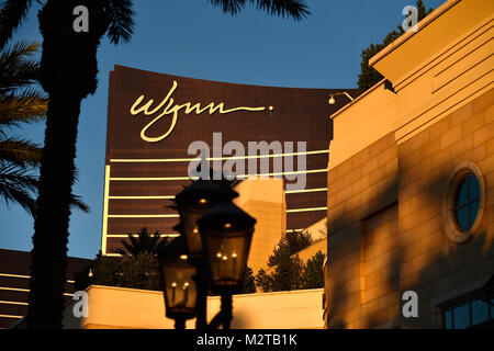 Las Vegas, Nevada, USA. Feb 8, 2018. Le Wynn Las Vegas est observé le long de la Strip de Las Vegas à Las Vegas, Nevada. L'homonyme de l'resort-hôtel-casino, Steve Wynn a démissionné comme chef de la direction et président de Wynn Resorts après plusieurs rapports il a à plusieurs reprises de harcèlement personnel féminin. Les accusations soulevées concerne la société peut avoir besoin de changer son nom pour se démarquer de ses actions. Wynn Resorts possède deux chaque casinos à Las Vegas et Macao, les chinois des jeux de l'enclave. Il est en train de construire un nouveau casino dans la région de Boston, dont l'ouverture est prévue pour l'année prochaine. (Crédit Image : © David Becke Banque D'Images