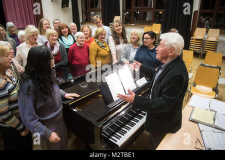 Stuttgart, Allemagne. Feb 6, 2018. Gotthilf Fischer, compositeur et maître de chapelle, conduit son chœur lors d'une séance de photos à l'intérieur d'une répétition générale de l'Fischer-Choir à Stuttgart, Allemagne, 6 février 2018. Fischer fête son 90e anniversaire le 11 février 2018. Credit : Marijan Murat/dpa/Alamy Live News Banque D'Images