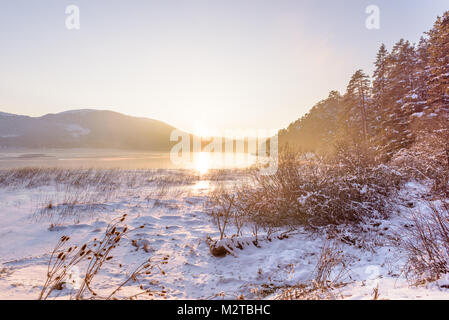 Vue paysage de lac Abant congelé dans le Parc National de Golcuk à Bolu, Turquie. Banque D'Images