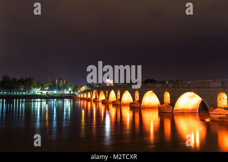 L'exposition à long shot de pont sur la rivière Meric Meric avec mosquée Selimiye à Edirne en arrière plan,Turquie.17 Octobre 2015 Banque D'Images