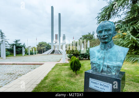 Traité de Lausanne Musée et monument d'un buste d'Ismet Inönü, le négociateur en chef pour la Turquie en premier plan.Edirne, Turquie.17 Octobre 2015 Banque D'Images