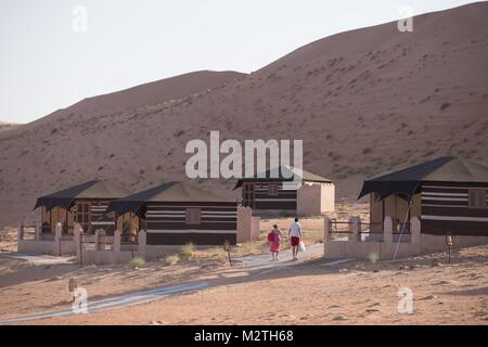 Tentes de style bédouin à un camp dans le désert de Wahiba Sands, près d'Al Mintarib, Oman, le 04.10.2017. Dans le monde d'utilisation | Banque D'Images