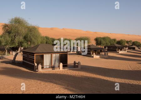 Tentes de style bédouin à un camp dans le désert de Wahiba Sands, près d'Al Mintarib, Oman, le 04.10.2017. Dans le monde d'utilisation | Banque D'Images