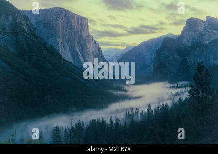 La Vallée Yosemite couverte de brouillard bas sur la fin de l'automne un matin, vue du point de vue du tunnel, Yosemite National Park, California, United States. Banque D'Images