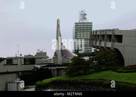 Conçu par Kenzo Tange gymnase national de Yoyogi Gymnasium (1e 2e premier plan arrière-plan) construit pour les Jeux Olympiques de 1964. (2017) Banque D'Images