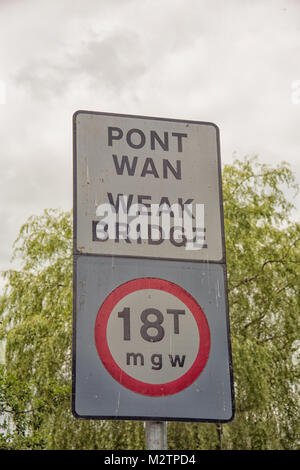 Pays de Galles, Royaume-Uni road avertissement les plaques à l'anglais et le gallois. Faible pont Banque D'Images