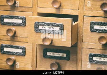 La carte Archives anciens en bois , Catalogue Catalogue fichier fort, base de données, index , Bibliothèque et archives concept. Banque D'Images