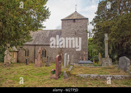 Ancienne église et cimetière dans les Brecon Beacons au Pays de Galles Banque D'Images