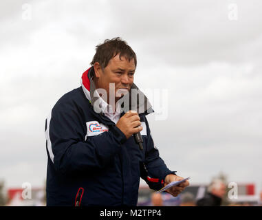 Mike Brewer présente son 'Car Clinic', un spectacle en direct au jet de Village Green, au cours de la 2017 Silverstone Classic, Banque D'Images