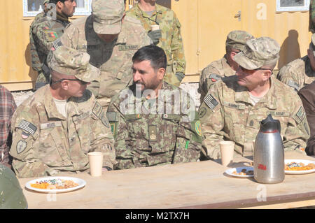 Le colonel Todd Wood, commandant de la 1re brigade Stryker Combat Team, 25e Division d'infanterie, et Brigue. Gen Habibi, commandant de la 1/1/205 parler de l'Armée nationale afghane par l'entremise d'un interprète lors de la cérémonie d'avant poste Lion le 11 décembre. US Army photo par le Sgt. Michael Blalack, 1/25 SBCT Affaires publiques. 111211-A-AX238-010 par 1 Stryker Brigade Combat Team loup arctique Banque D'Images