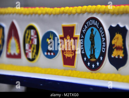 Les Patches de certains des membres de la Garde nationale et les territoires sur le côté d'un gâteau à l'occasion d'une cérémonie célébrant le 375e anniversaire de la Garde nationale, le 13 décembre 2011. Le gâteau a été donné à la Garde nationale par Cake Boss, un show télévisé à l'extravagant, de gâteaux à la Garde nationale de l'Armée Centre de préparation à Arlington, en Virginie, le 13 décembre 2011. (Air National Guard photo de Tech. Le Sgt. Subvention Leisa (sortie) de la Garde côtière états et territoires sur 375e anniversaire de la Garde côtière canadienne cake par la Garde nationale Banque D'Images