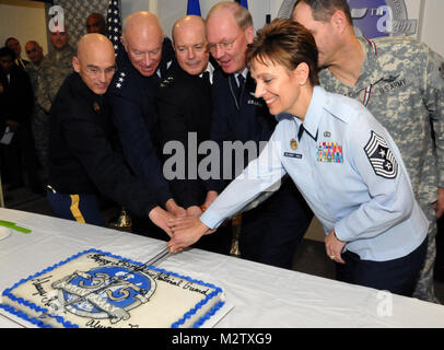 Air Force Le général Craig McKinley, le chef de la Garde nationale Bureau (centre) dans la Garde nationale 375e anniversaire gâteau avec Air Force Master Chef Sgt. Denise Jelinski-Hall, l'enrôle chef du Bureau de la Garde nationale (avant droit), de l'Armée de l'adjudant chef Gary Nisker, la Garde nationale de l'Armée de l'adjudant-chef du commandement (arrière droit), de l'Armée Le lieutenant-général William E. Ingram Jr., le directeur de l'Army National Guard (centre gauche), de la Force aérienne Le Lieutenant-général Harry Wyatt, le directeur de l'Air National Guard (à gauche) et le Sgt de commandement de l'armée. Le Major Richard Burch , l'Armée de la gua Banque D'Images